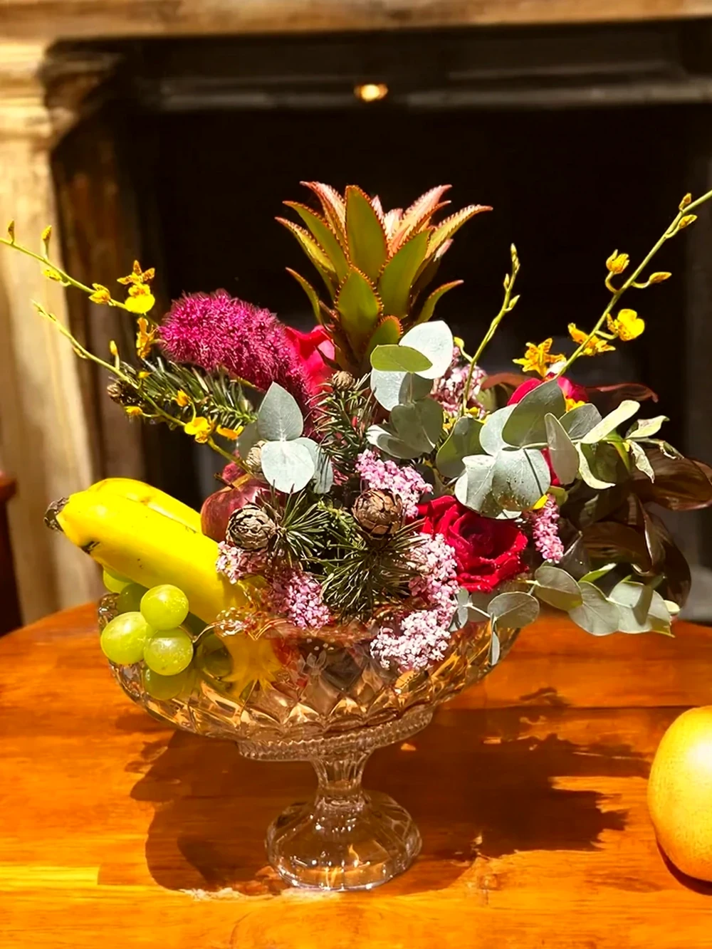 Arranjo Decorativo com Frutas Tropicais e Flores no Vaso de Cristal, imagem ilustrativa