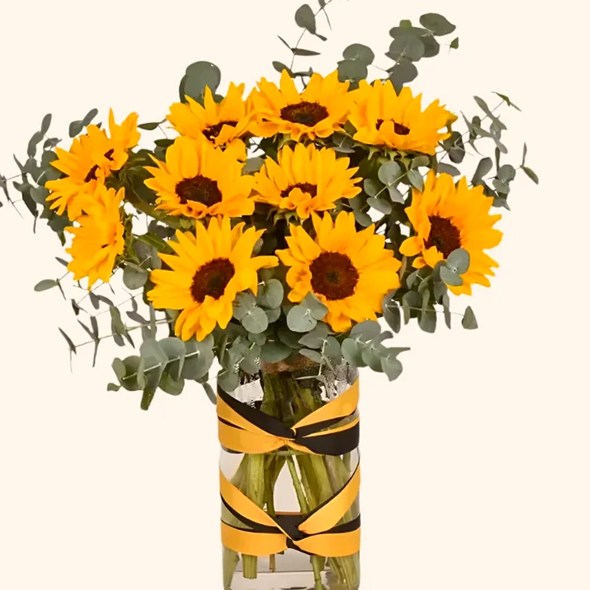 Buquê de Girassóis em Vaso com Folhagem de Eucalipto - Elegância Natural para Seu Ambiente, imagem ilustrativa