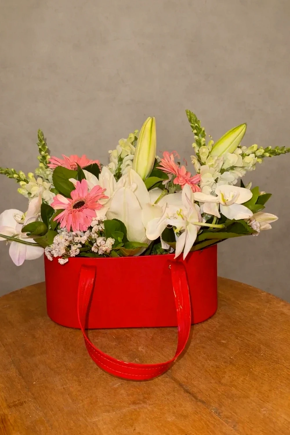 Arranjo Floral Luxuoso em Bolsa Elegante, imagem ilustrativa