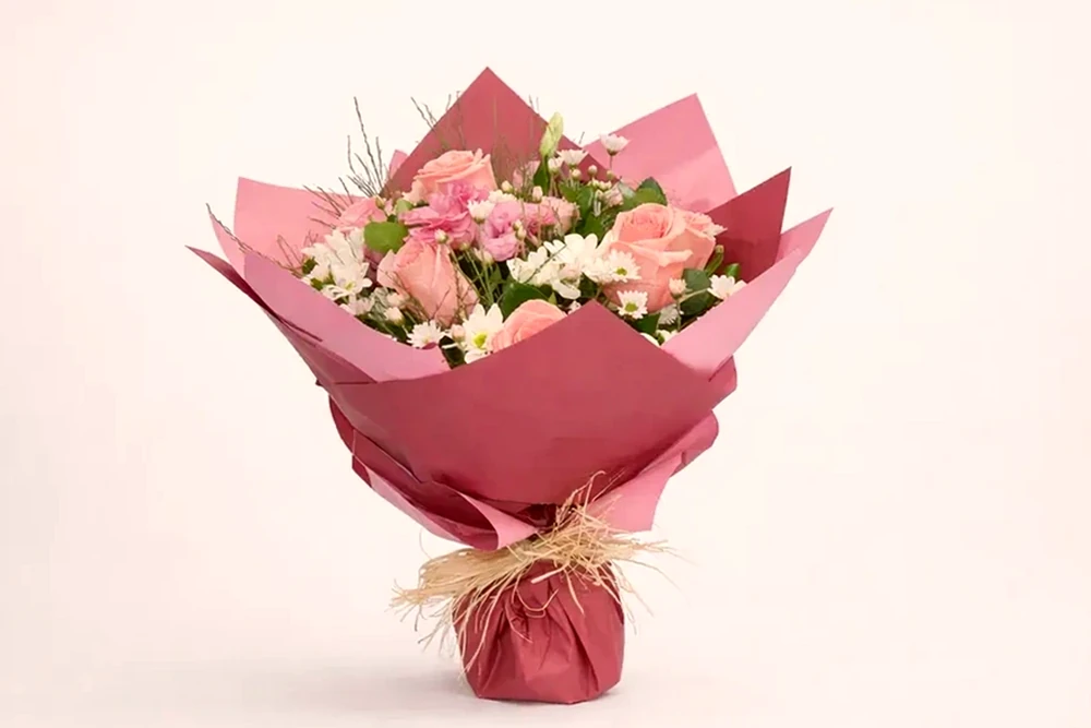 Buquê Rosa Elegante com Rosas, Lisianthus e Áster | São Paulo, imagem ilustrativa