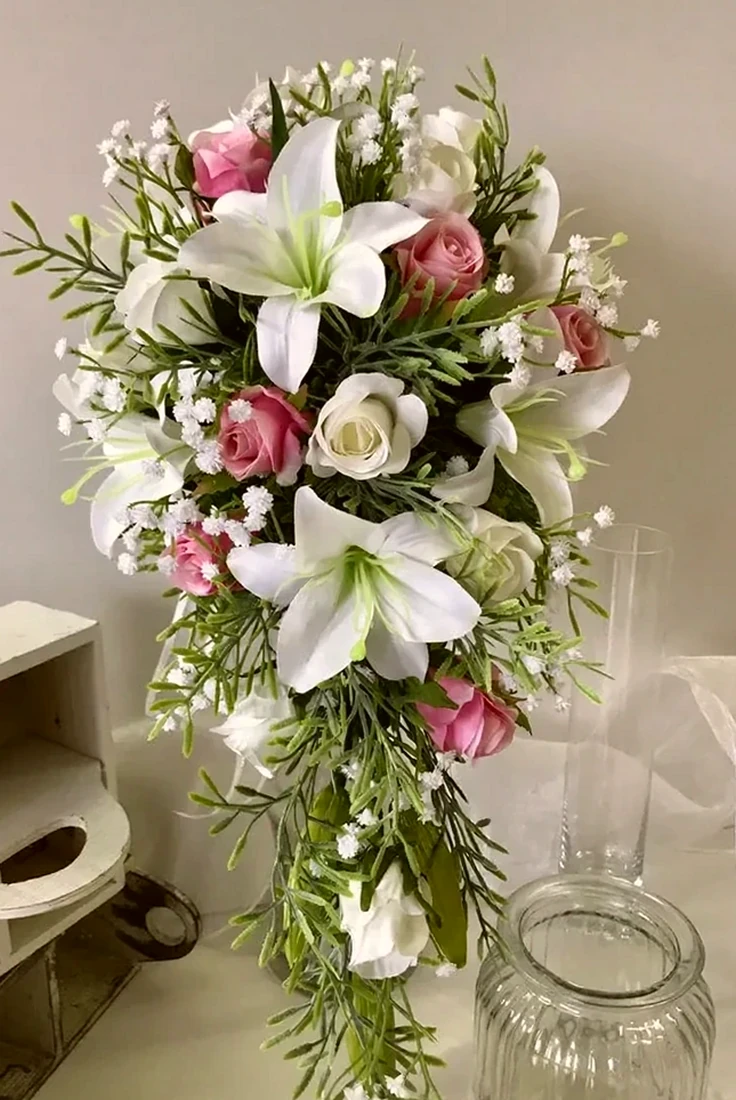 Buquê Cascata Romântico com Lírios e Rosas, imagem ilustrativa