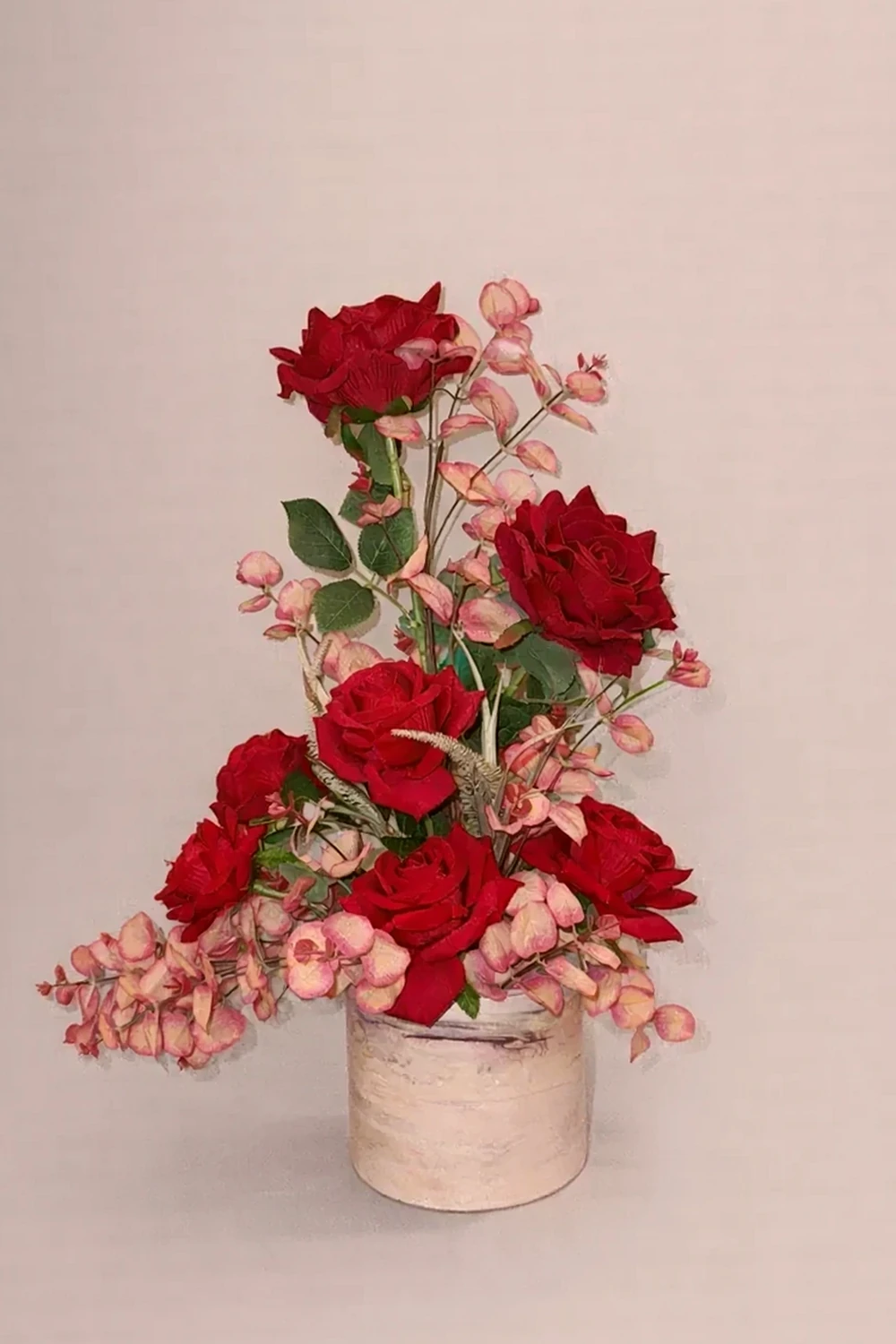 Arranjo Artificial de Rosas Vermelhas com Flores Delicadas, imagem ilustrativa