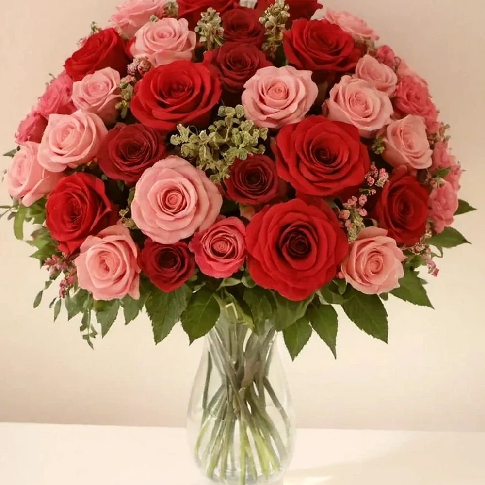 Arranjo de Rosas Vermelhas e Rosas - Paixão e Delicadeza, imagem ilustrativa