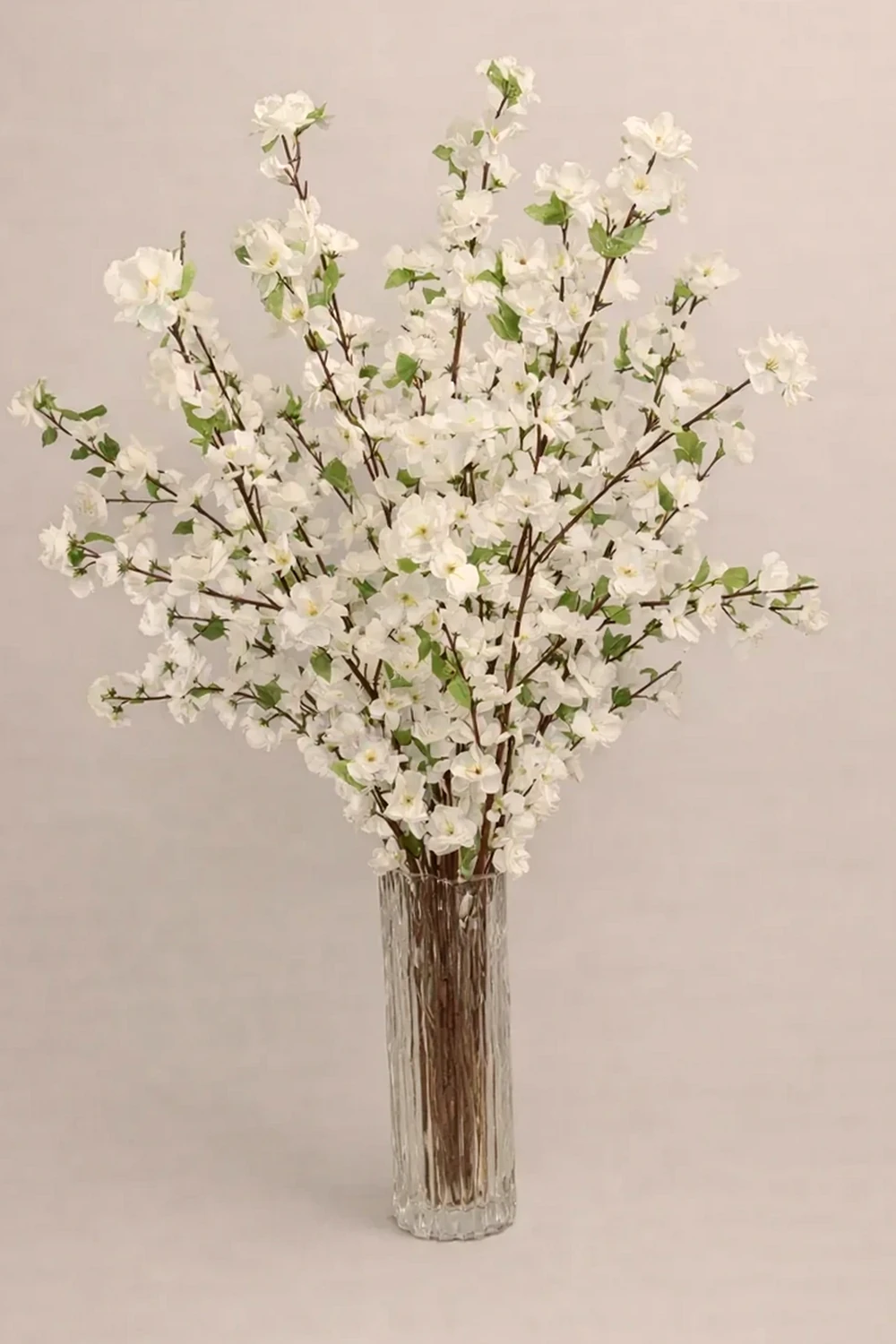 Arranjo Artificial de Flores Brancas Elegantes, imagem ilustrativa