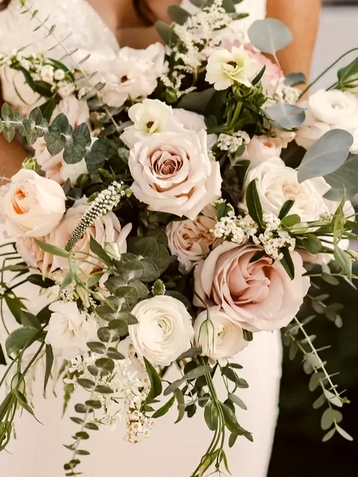 Buquê Romântico de Noiva com Rosas Chá, Lisianthus e Eucalipto, imagem ilustrativa