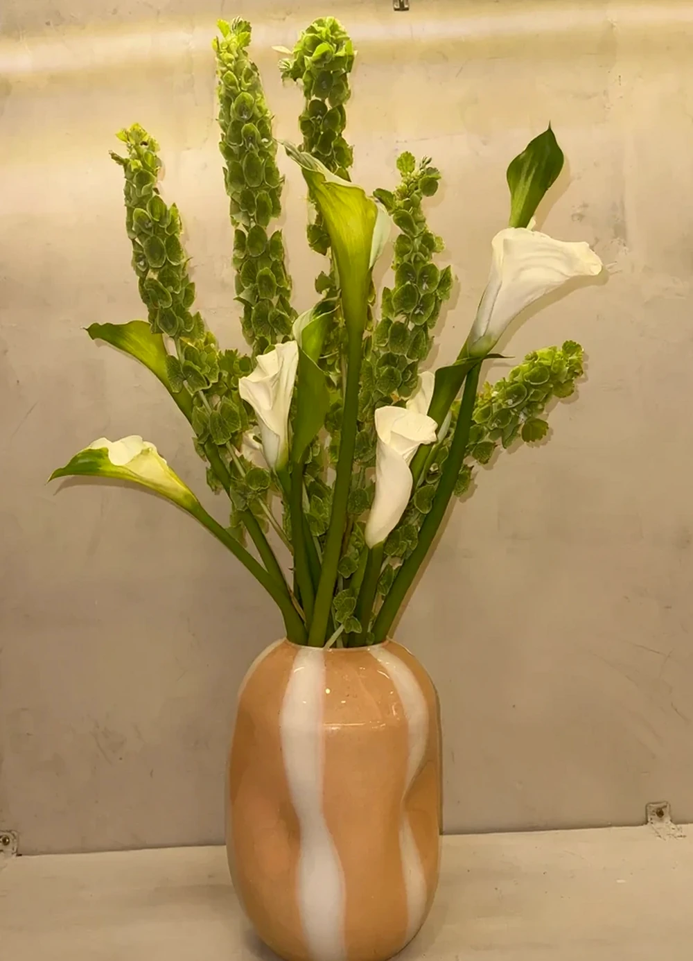 Arranjo Elegante com Flores Naturais e Vaso Exclusivo, imagem ilustrativa