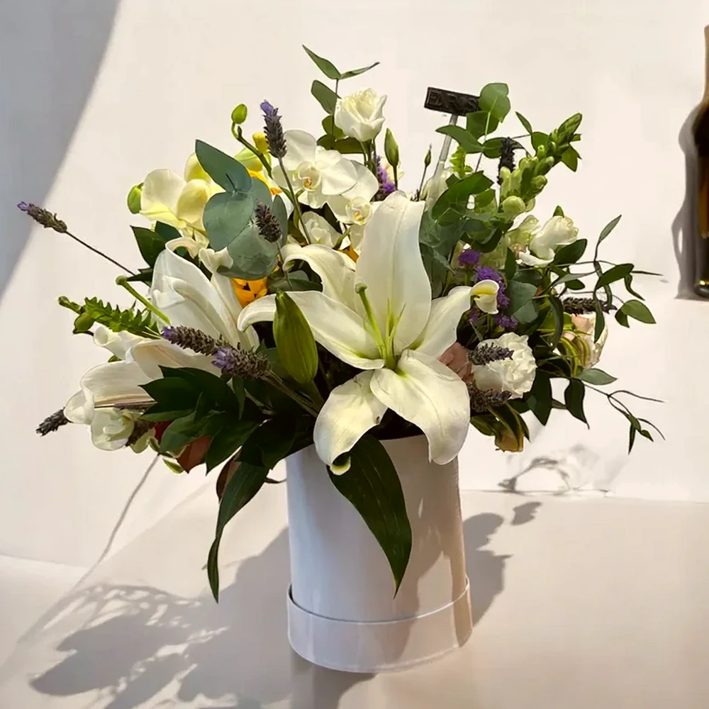 Arranjo de Lírios e Orquídeas em Caixa Luxuosa - Elegância e Beleza, imagem ilustrativa