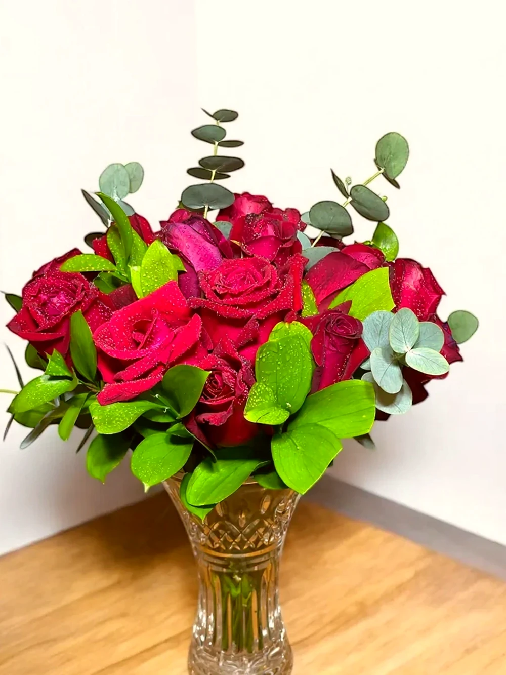 Buquê Luxuoso com 24 Rosas Vermelhas Naturais e Eucalipto no Vaso de Vidro, imagem ilustrativa