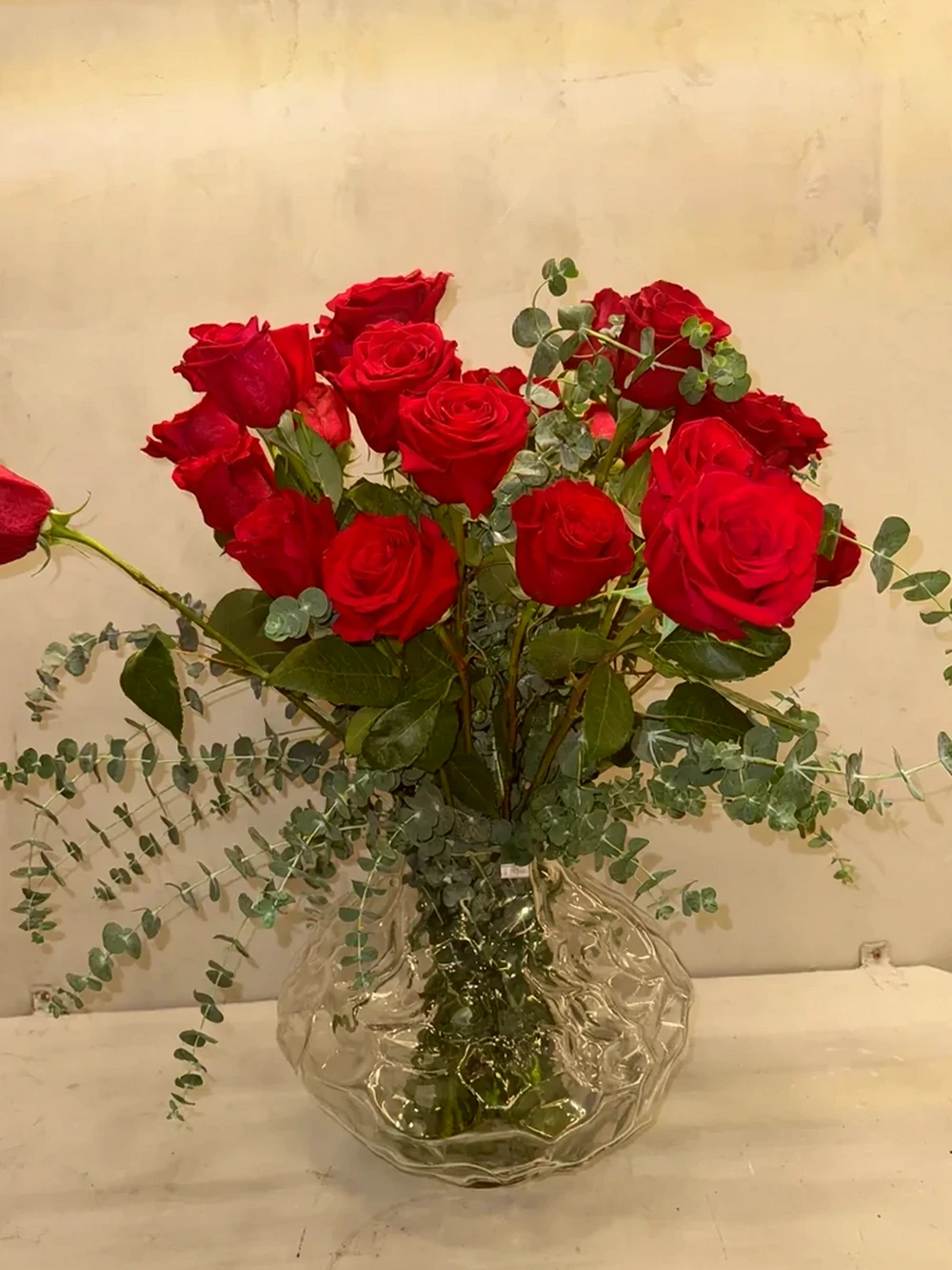 Arranjo Clássico com 50 Rosas Vermelhas colombianas e Vaso de Cristal, imagem ilustrativa