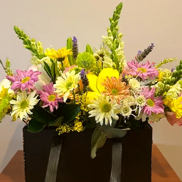 Arranjo de Flores em Bolsa Preta - Elegância e Charme, imagem ilustrativa