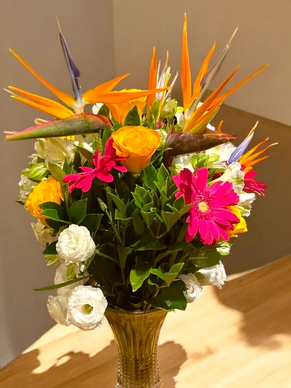 Arranjo Tropical com Ave-do-Paraíso, Rosas e Lisianthus na Vaso de Vidro, imagem ilustrativa