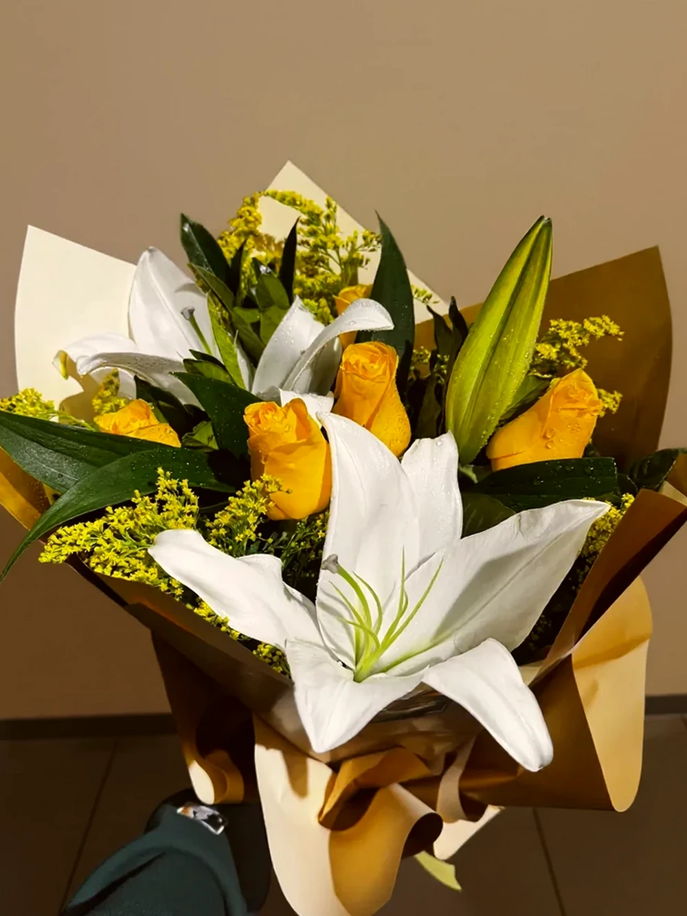 Bouquet Elegante com Rosas Amarelas e Lírios Brancos, imagem ilustrativa
