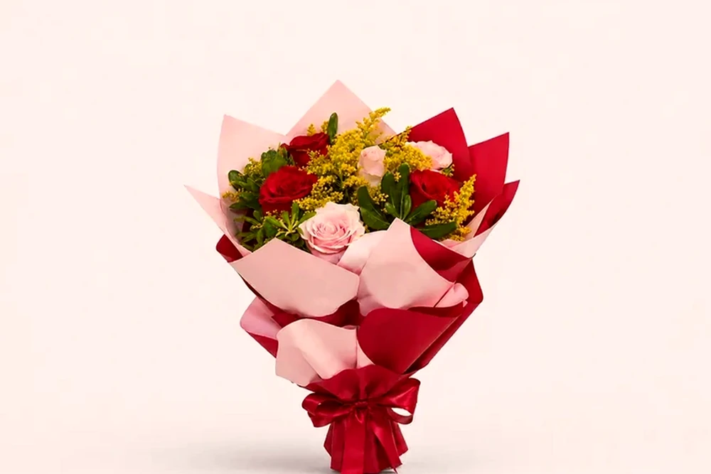 Buquê elegante com rosas vermelhas e rosas claras, imagem ilustrativa