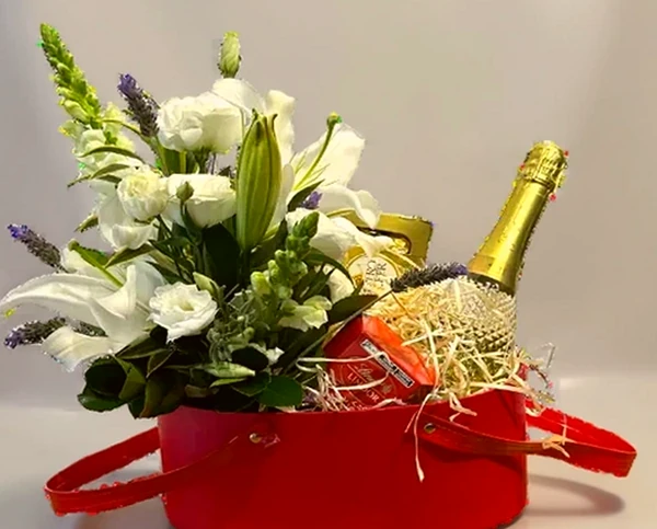 Cesta de Flores Brancas com Orquídeas e Espumante Freixenet - Um Presente de Luxo, imagem ilustrativa