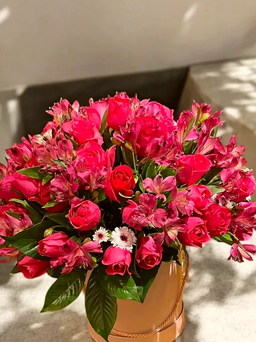 Arranjo Luxuoso com Rosas e Alstroemerias em Caixa, imagem ilustrativa