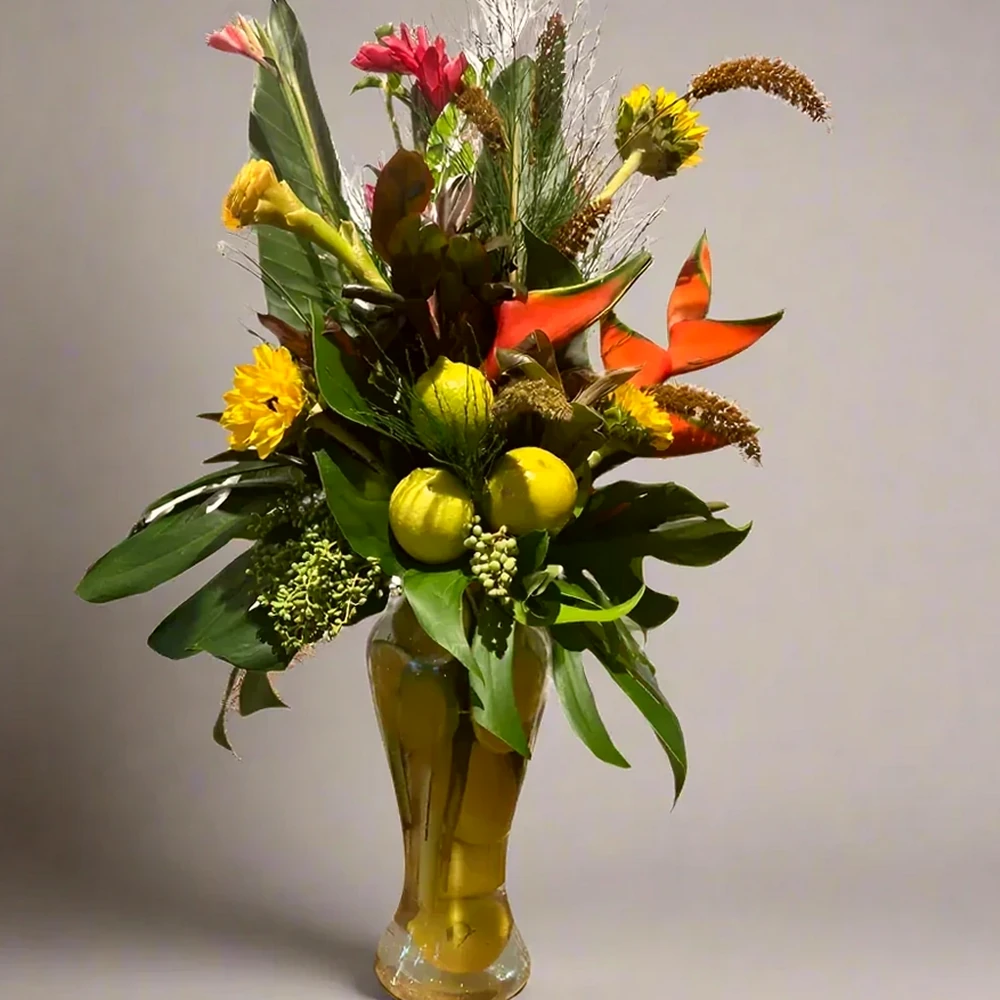 Arranjo Tropical Elegante com Vaso de Vidro, imagem ilustrativa