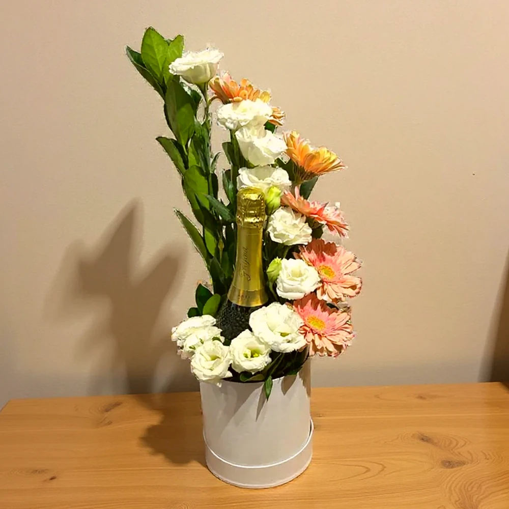 Arranjo de Flores com Champagne - Um Toque de Elegância e Sofisticação, imagem ilustrativa