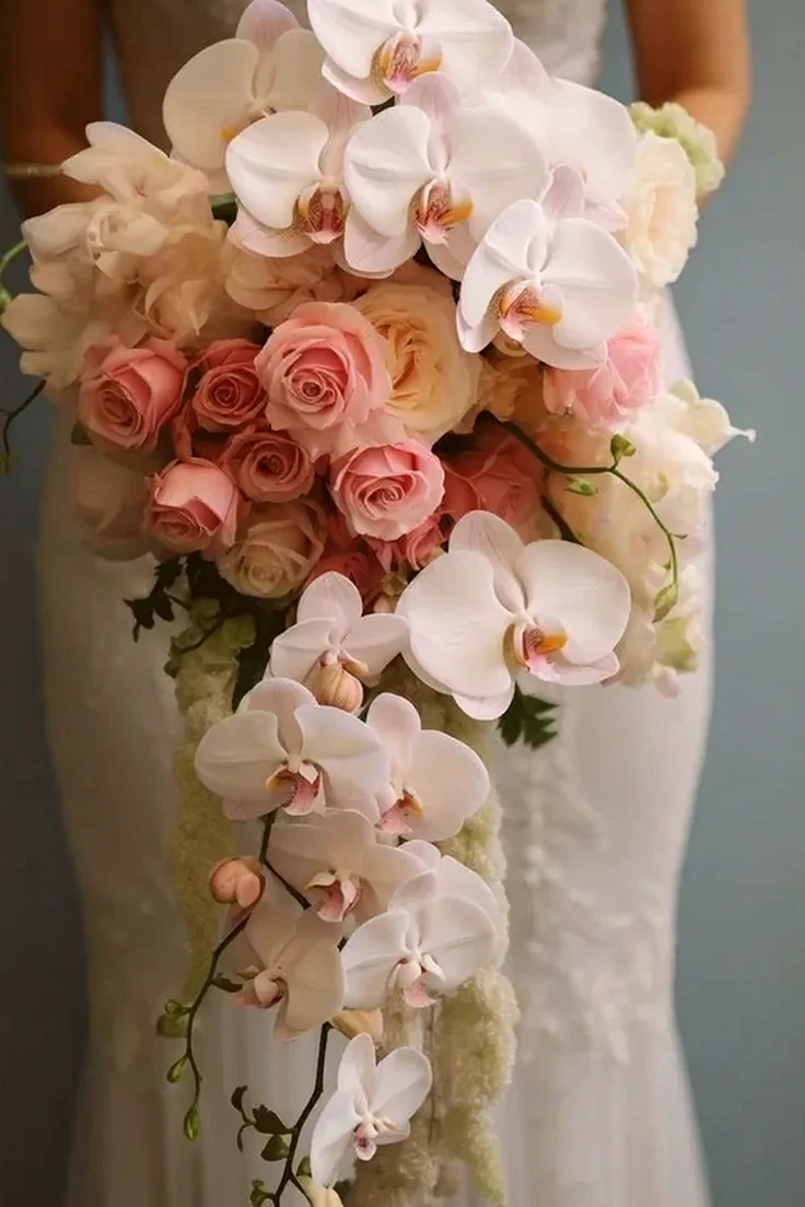 Buquê de Noiva Cascata com Orquídeas e Rosas, imagem ilustrativa