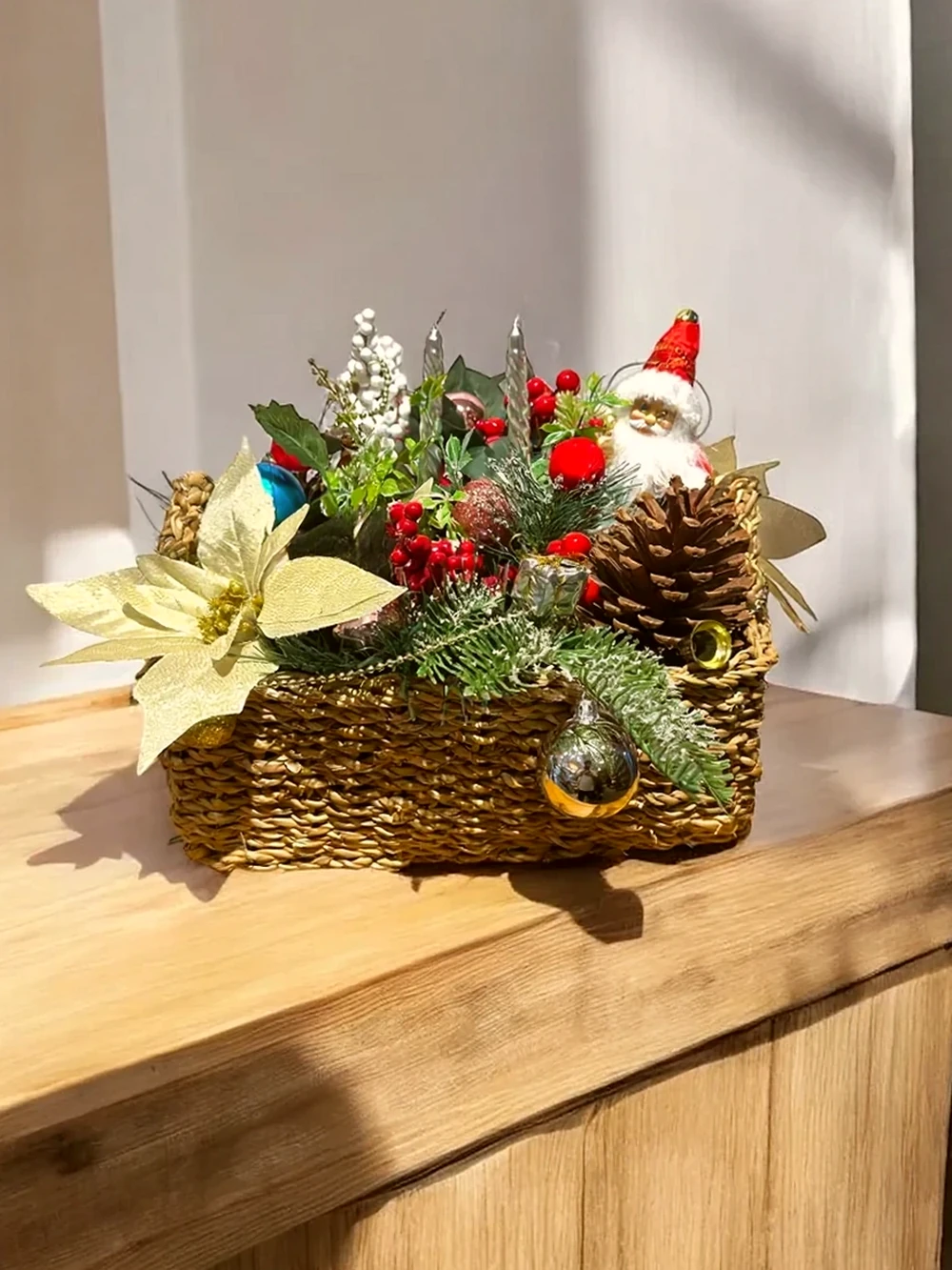 Cesta Decorativa Natalina com Detalhes Elegantes, imagem ilustrativa