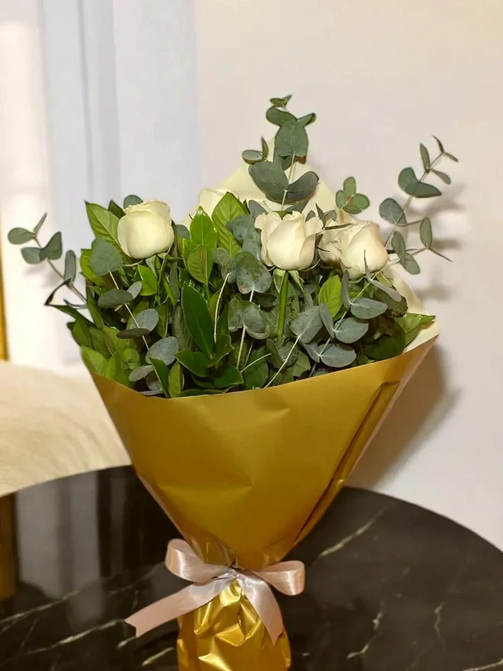 Buquê com 6 Rosas Colombianas Brancas e Eucalipto – Elegância Natural, imagem ilustrativa