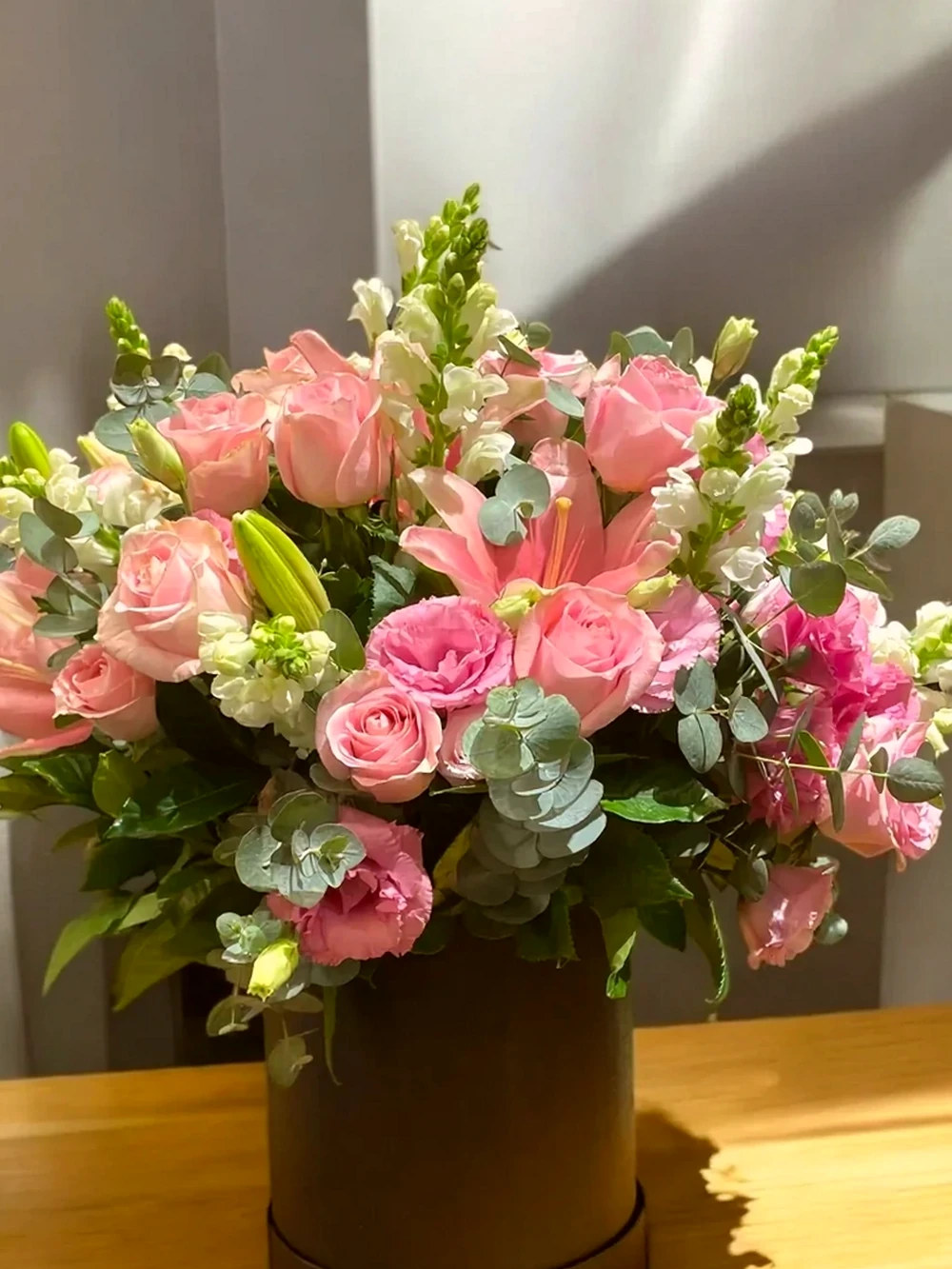 Arranjo Premium com Rosas, Lírios e Lisianthus em Caixa Cilíndrica | Luxo Floral, imagem ilustrativa