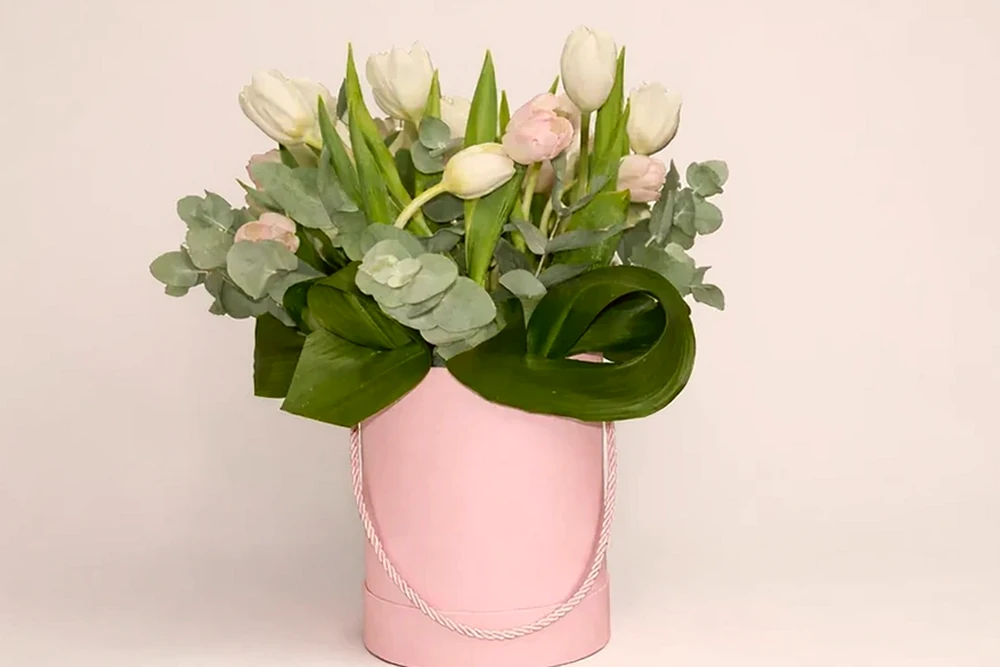 Caixa Elegante com Tulipas Brancas, imagem ilustrativa