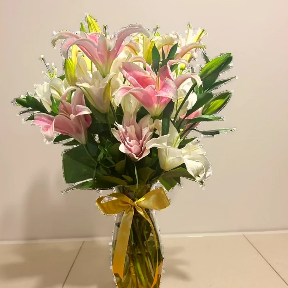 Arranjo Elegante de Lírios Rosas e Brancos - Sofisticação em Vaso de Vidro, imagem ilustrativa