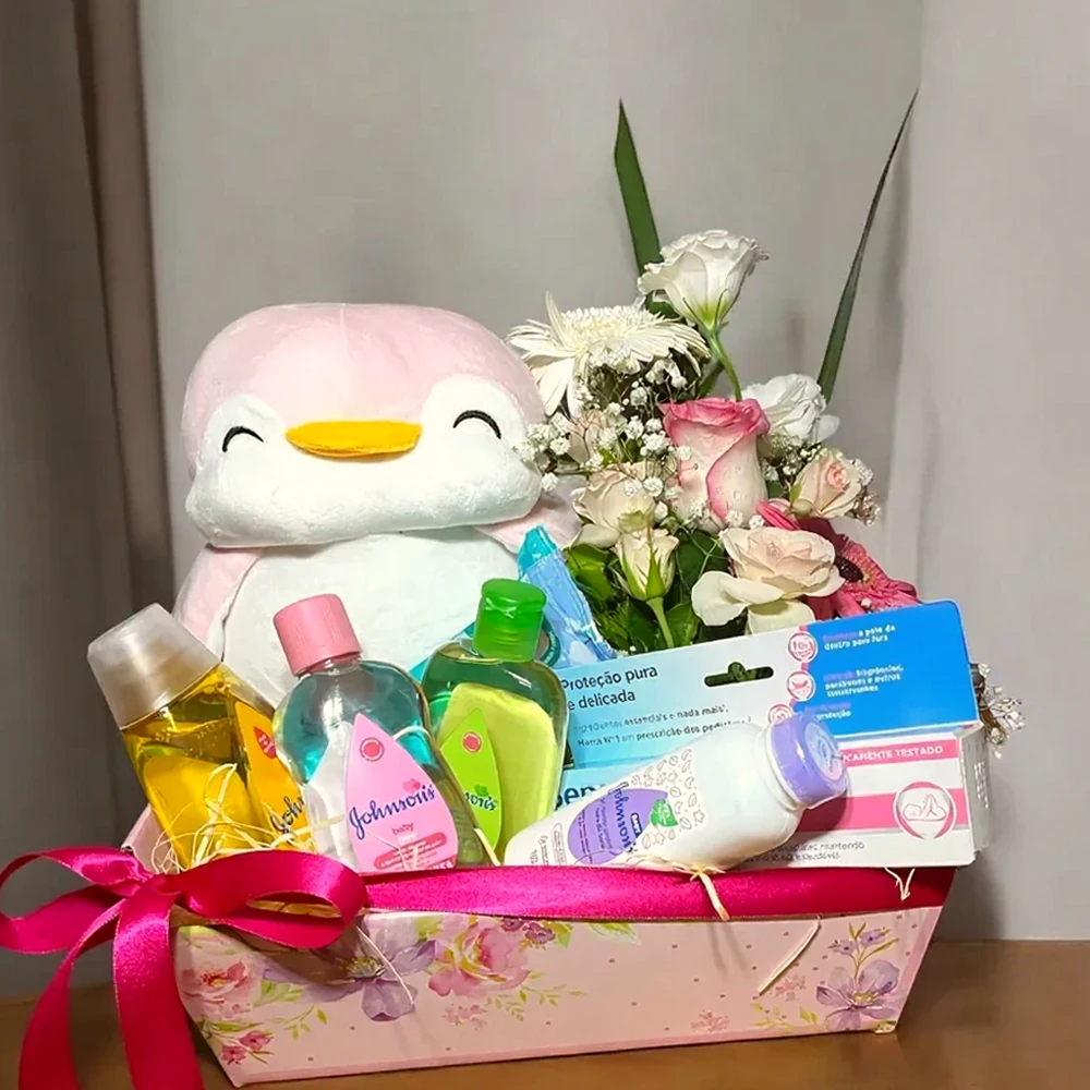 Cesta de Presente para Bebê com Pelúcia, Flores e Kit de Higiene, imagem ilustrativa