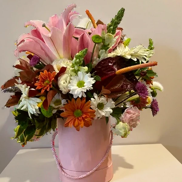 Arranjo de Lírios e Flores Variadas em Caixa Rosa - Charme e Delicadeza, imagem ilustrativa