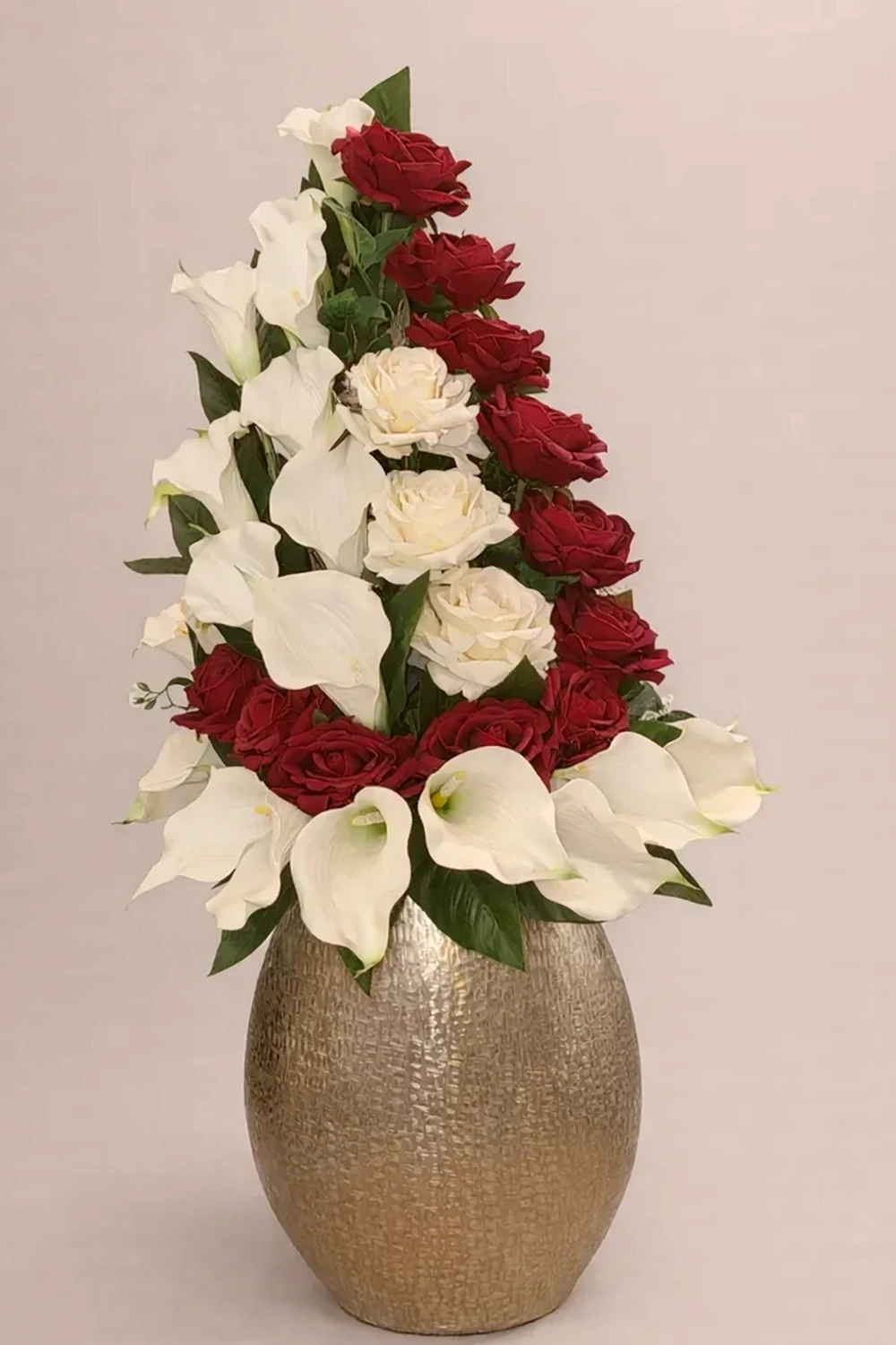 Arranjo Artificial Elegance com Rosas Vermelhas e Copos-de-Leite, imagem ilustrativa