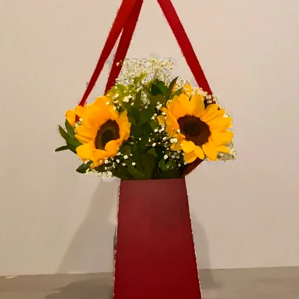 Arranjo de Girassóis em Bolsa Vermelha - Elegância Vertical, imagem ilustrativa