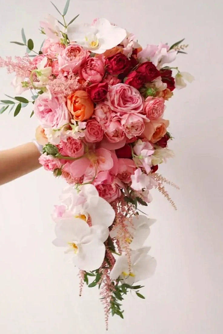 Buquê Cascata de Noiva com Peônias, Orquídeas e Rosas Românticas, imagem ilustrativa