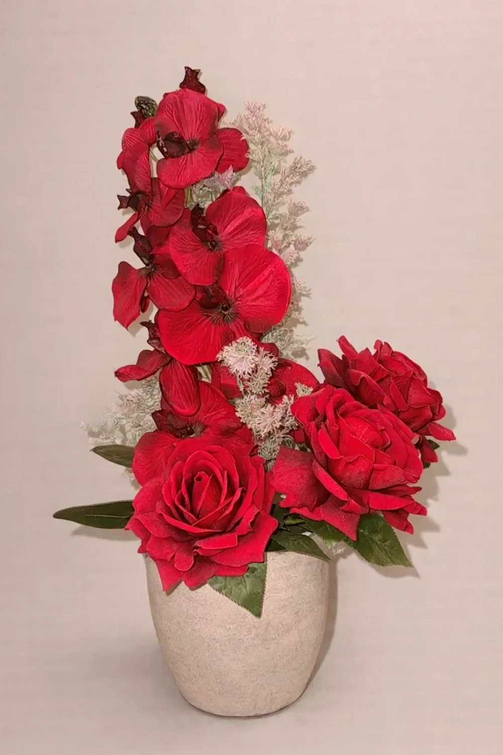 Arranjo Artificial de Rosas Vermelhas Elegantes, imagem ilustrativa