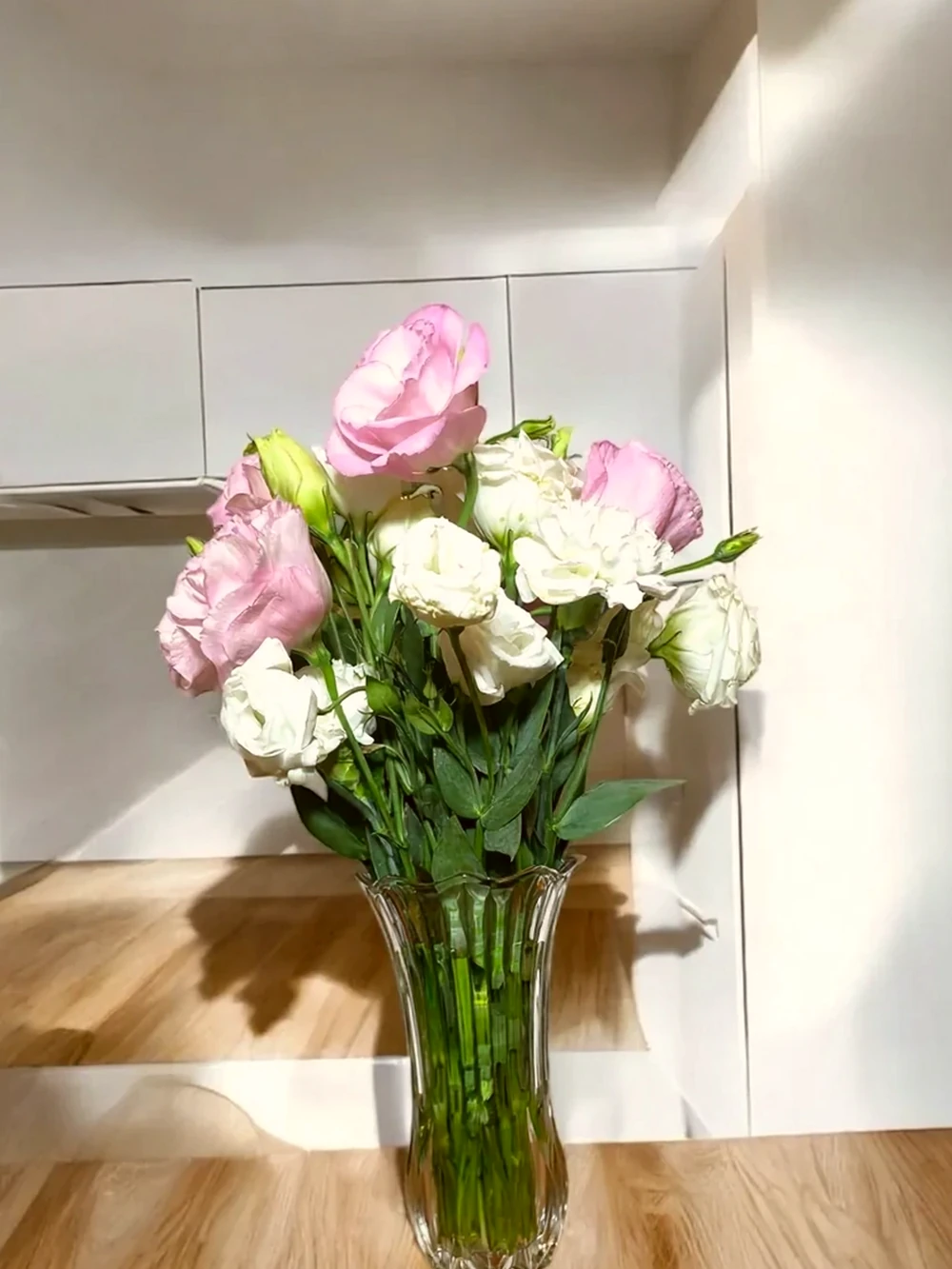 Arranjo de Lisianthus Rosa e Branco no Vaso de Vidro, imagem ilustrativa
