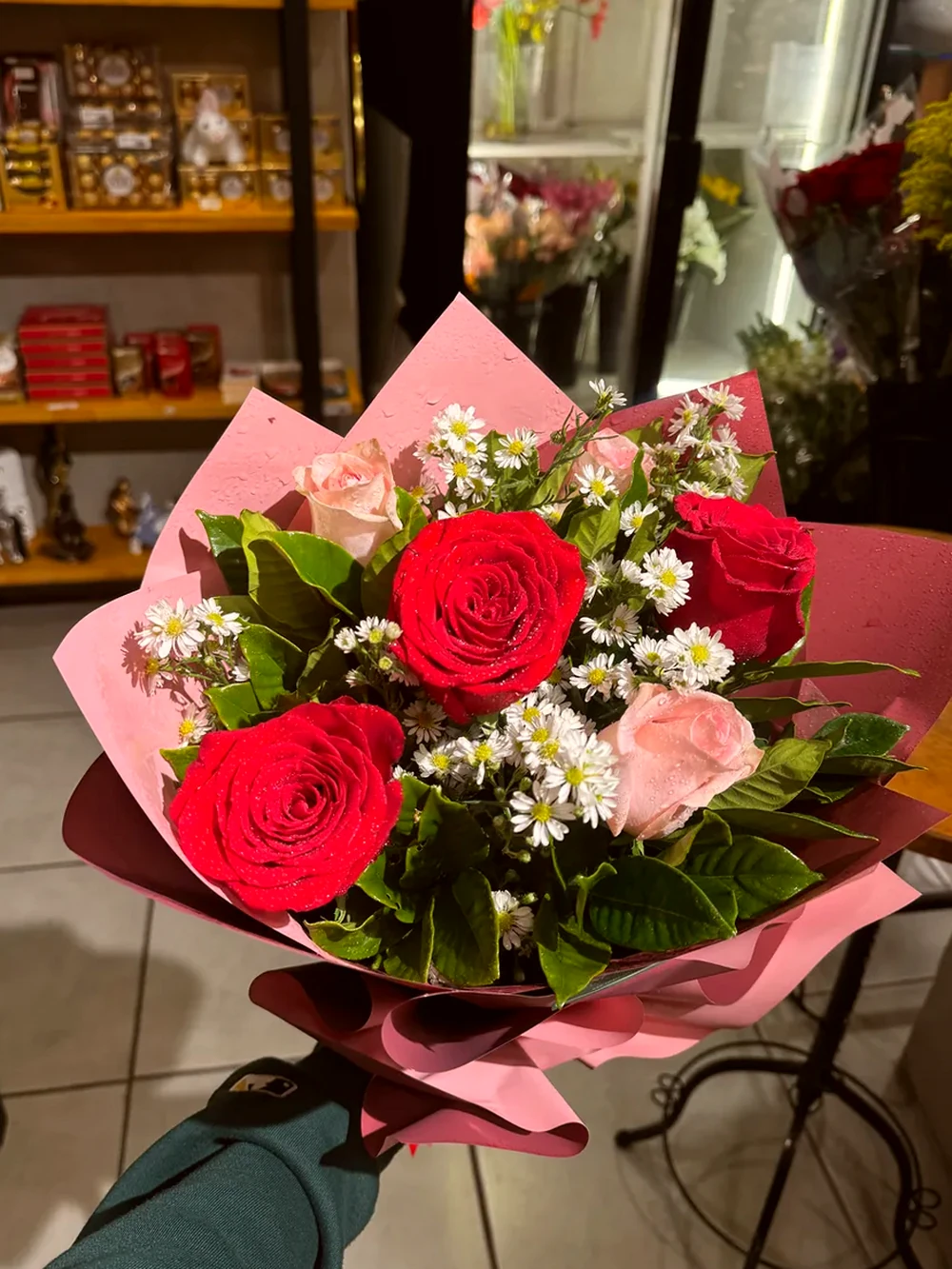 Buquê delicado com rosas vermelhas e rosas, imagem ilustrativa