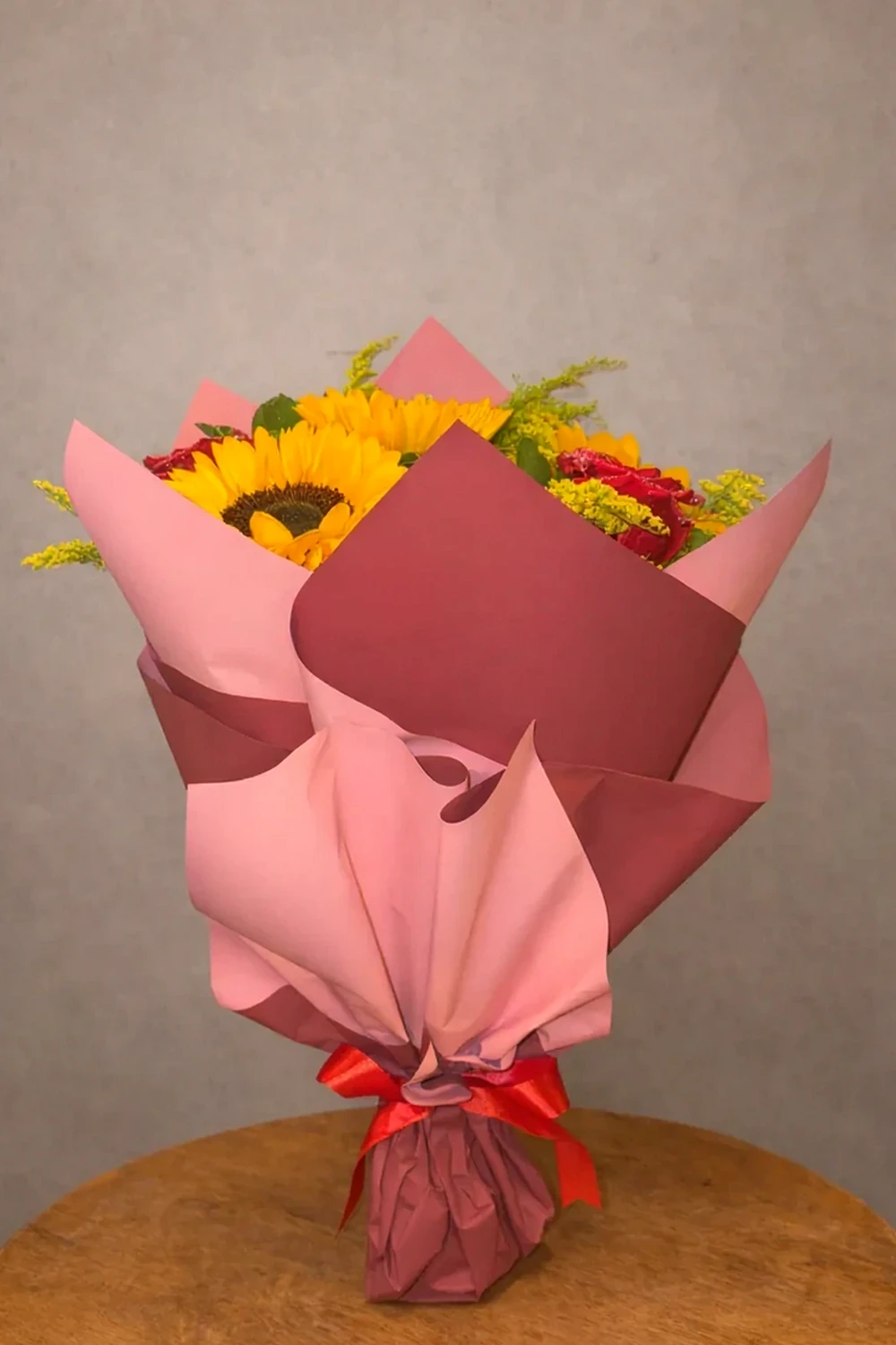 Buquê com 3 Rosas Vermelhas e 3 Girassóis, imagem ilustrativa