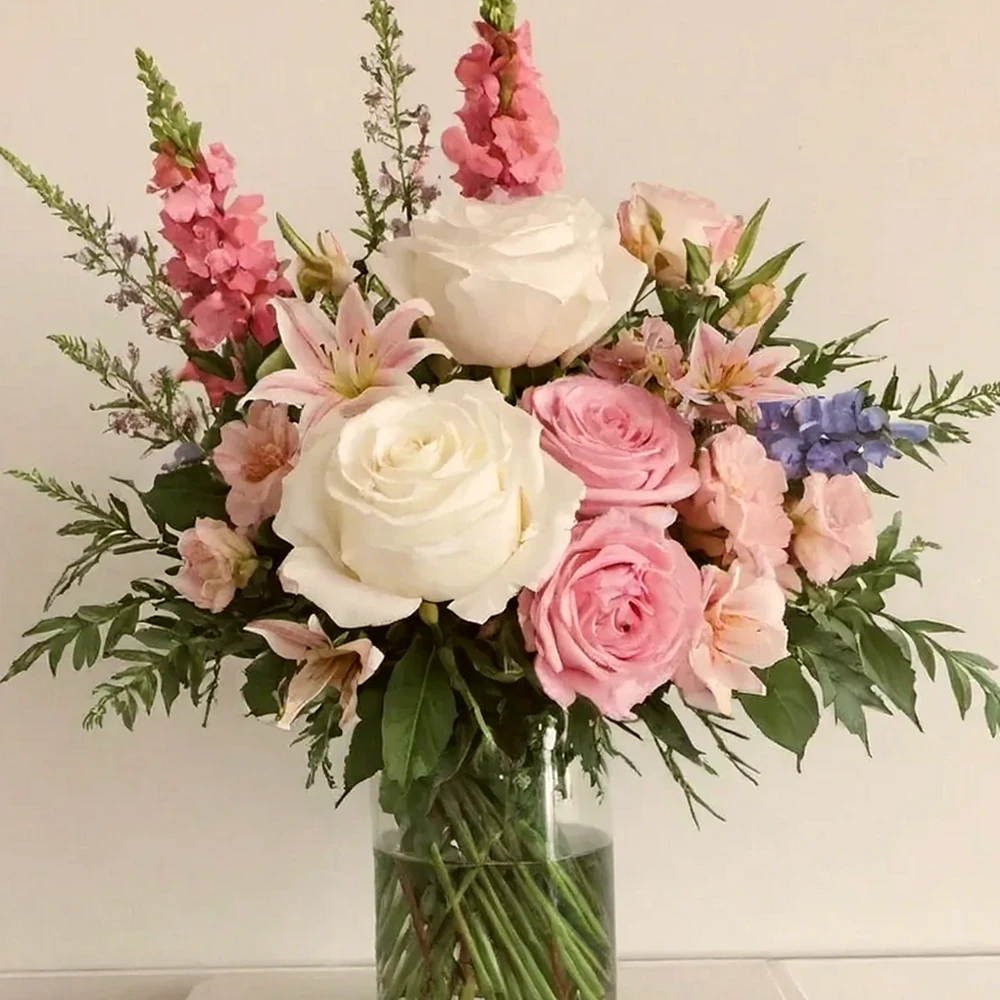 Arranjo de Rosas Brancas e Rosas - Delicadeza e Sofisticação, imagem ilustrativa