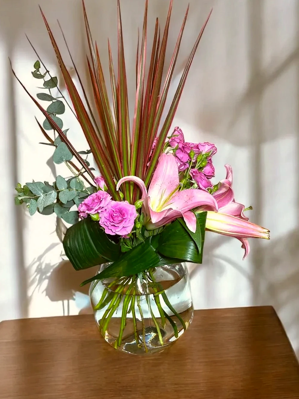 Arranjo Floral Sofisticado em Vaso de Vidro com Design Moderno, imagem ilustrativa