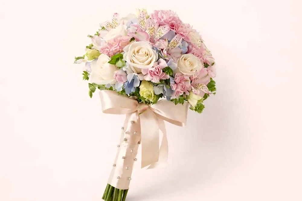 Buquê Romântico de Noiva com Rosas, Hortênsias e Astromélias, imagem ilustrativa