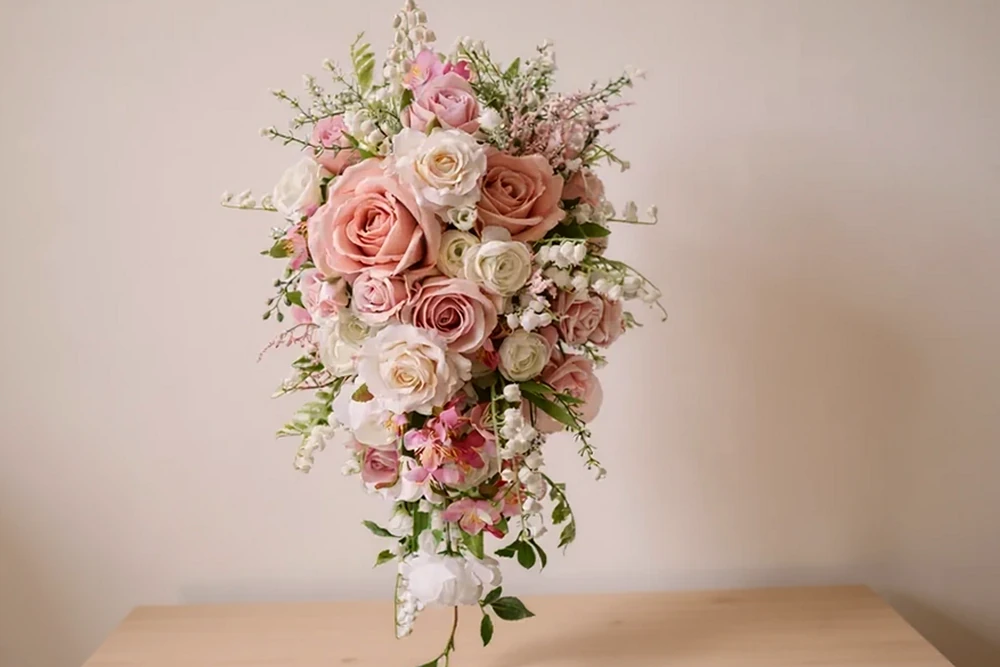 Buquê Cascata de Noiva com Rosas e Detalhes Delicados, imagem ilustrativa