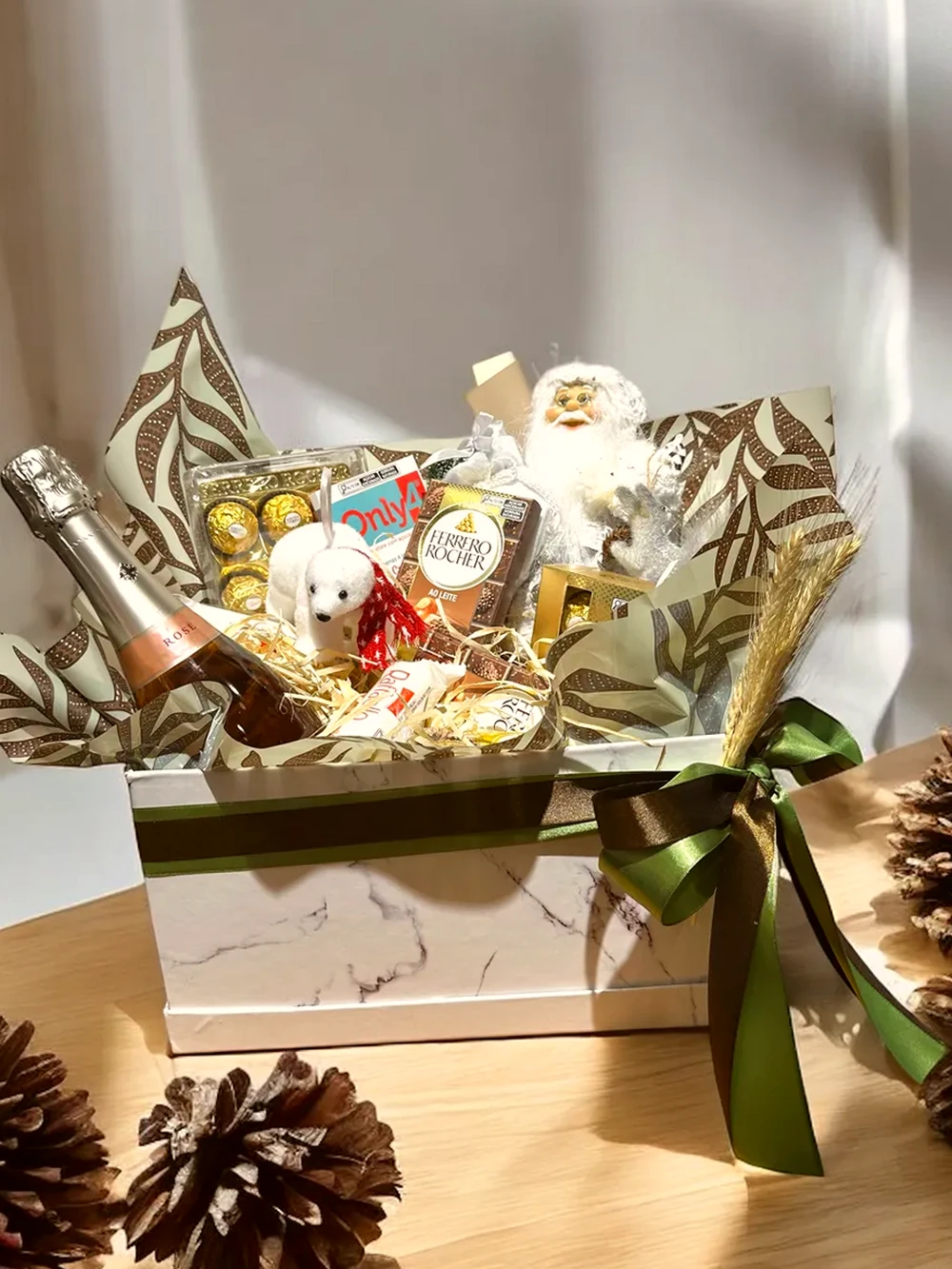 Cesta de Natal Elegante com Chocolates e Espumante, imagem ilustrativa
