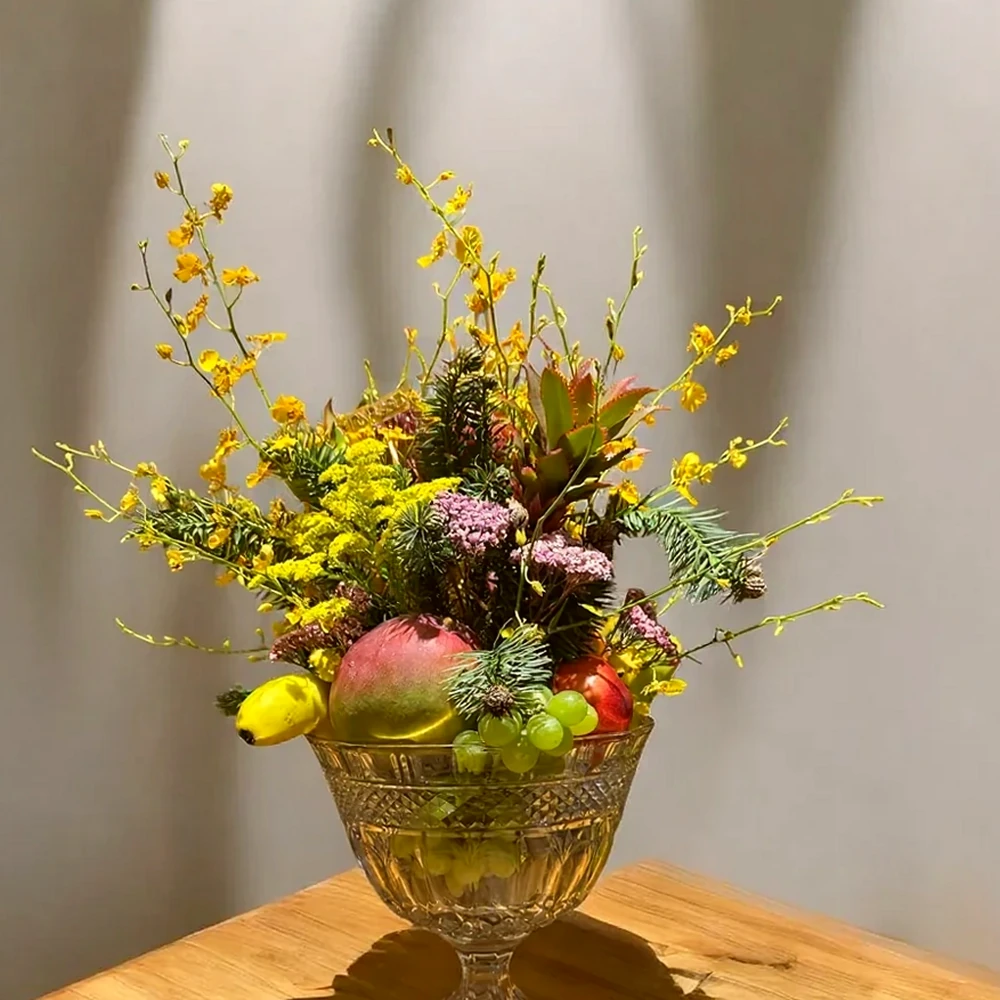 Arranjo Luxuoso com Flores e Frutas Naturais, imagem ilustrativa