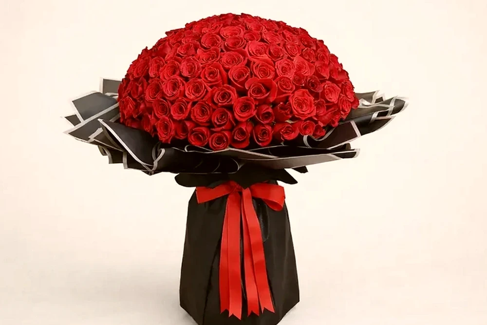 Paixão Flor: Buquê Deslumbrante com 100 Rosas Vermelhas Colombianas, imagem ilustrativa