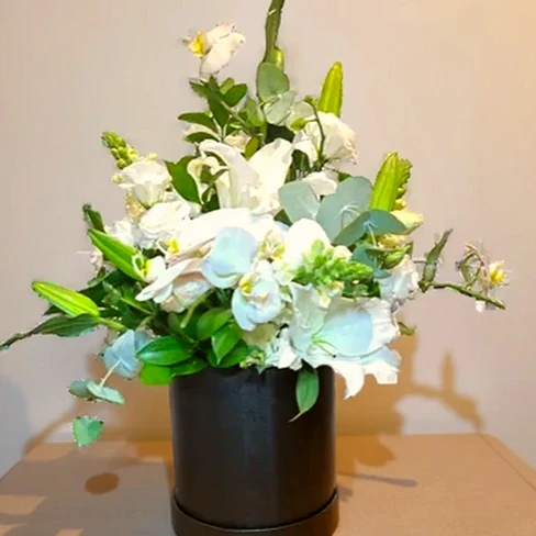 Arranjo Luxuoso de Orquídeas e Lírios, imagem ilustrativa