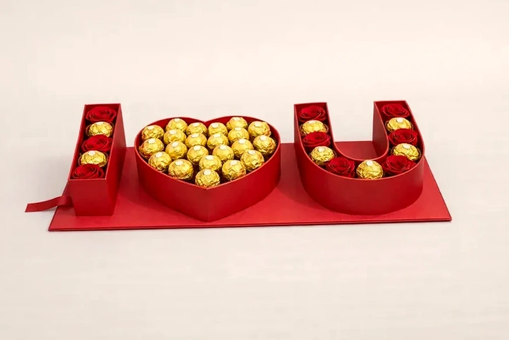 LOVE caixa com Ferrero Rocher e Rosas Vermelhas, imagem ilustrativa