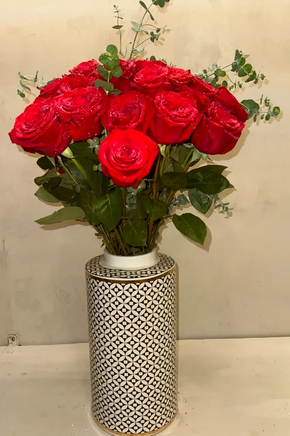 Arranjo Clássico de Rosas Vermelhas com Vaso de Porcelana, imagem ilustrativa