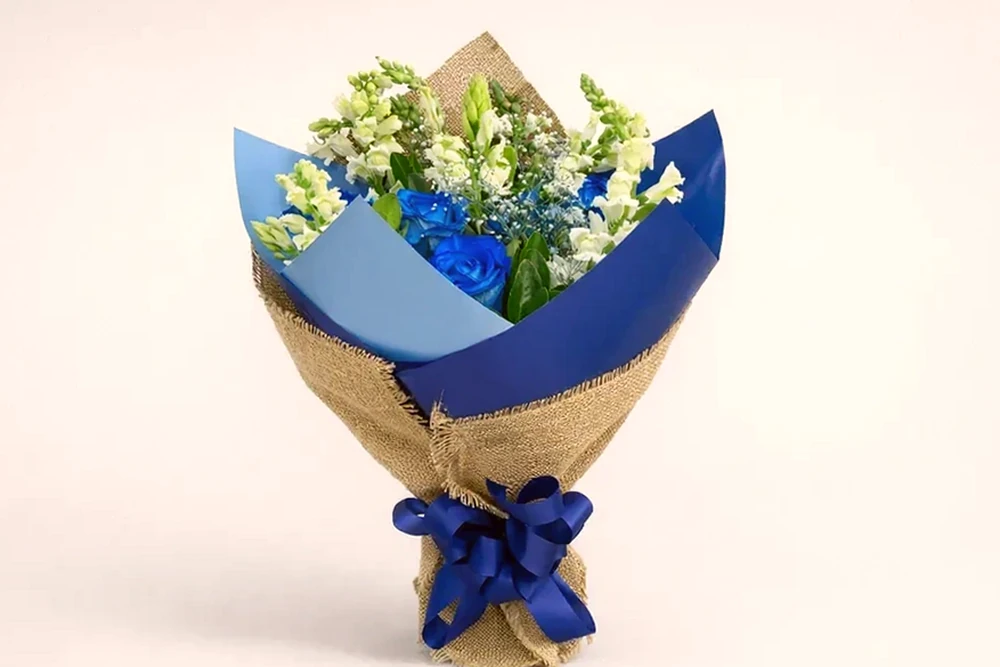 Bouquet Azul com 6 Rosas e Boca de Leão, imagem ilustrativa