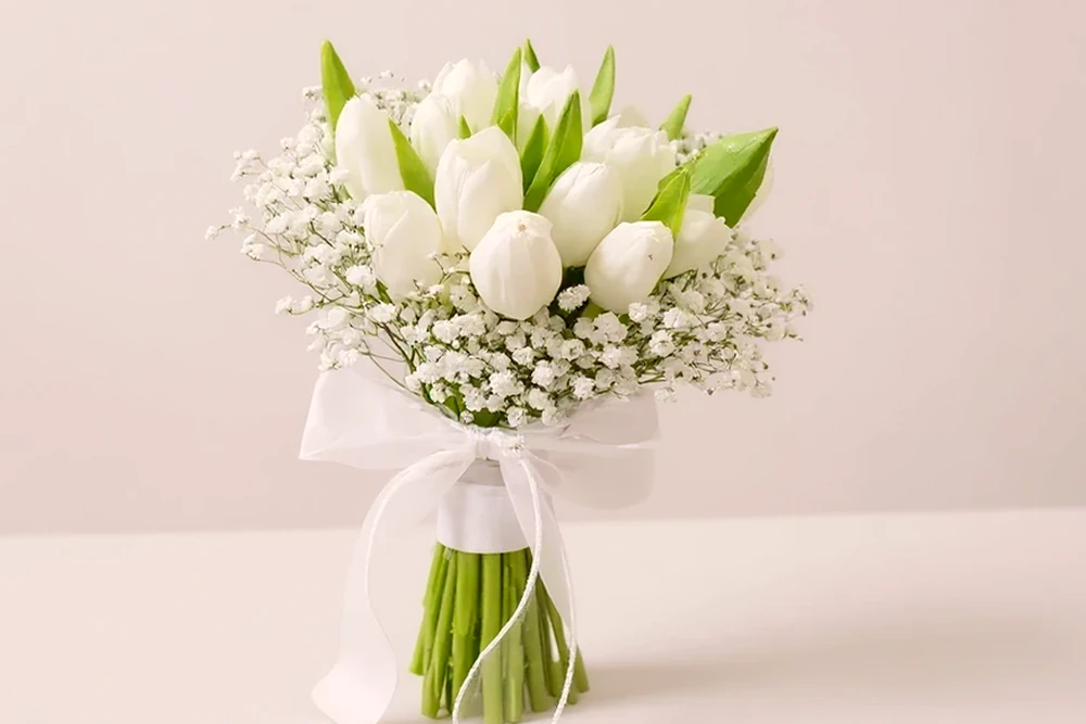 Buquê Clássico de Noiva com Tulipas Brancas e Gypsophila, imagem ilustrativa
