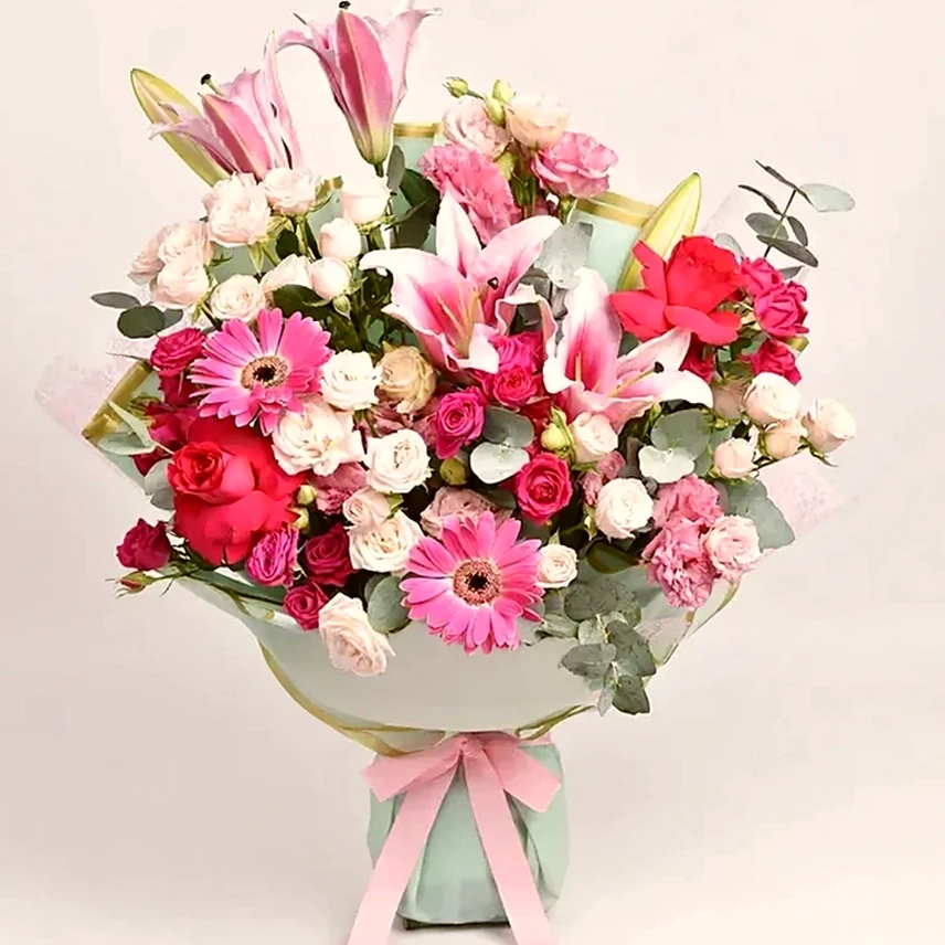 Esplendor Floral: Buquê Grande com uma Mistura de Rosas e Lilases, imagem ilustrativa