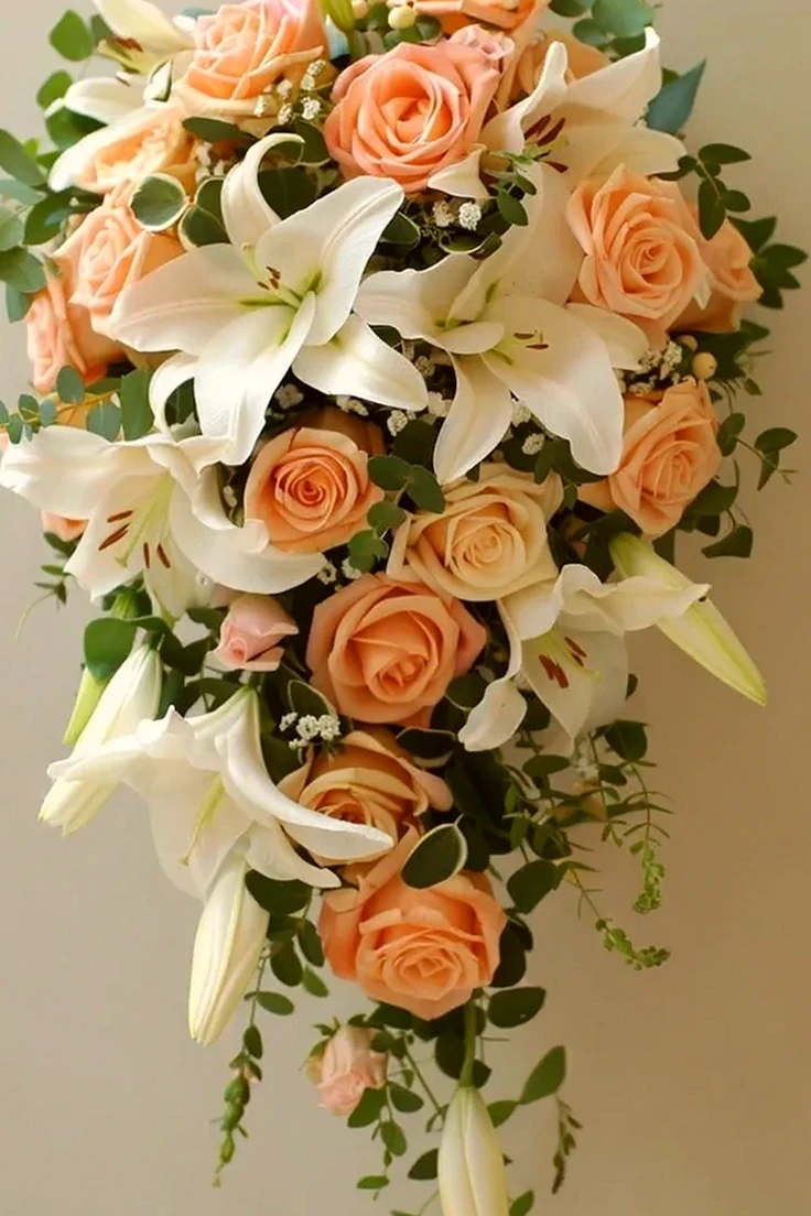 Buquê de Noiva Cascata com Rosas Pêssego e Lírios Brancos, imagem ilustrativa